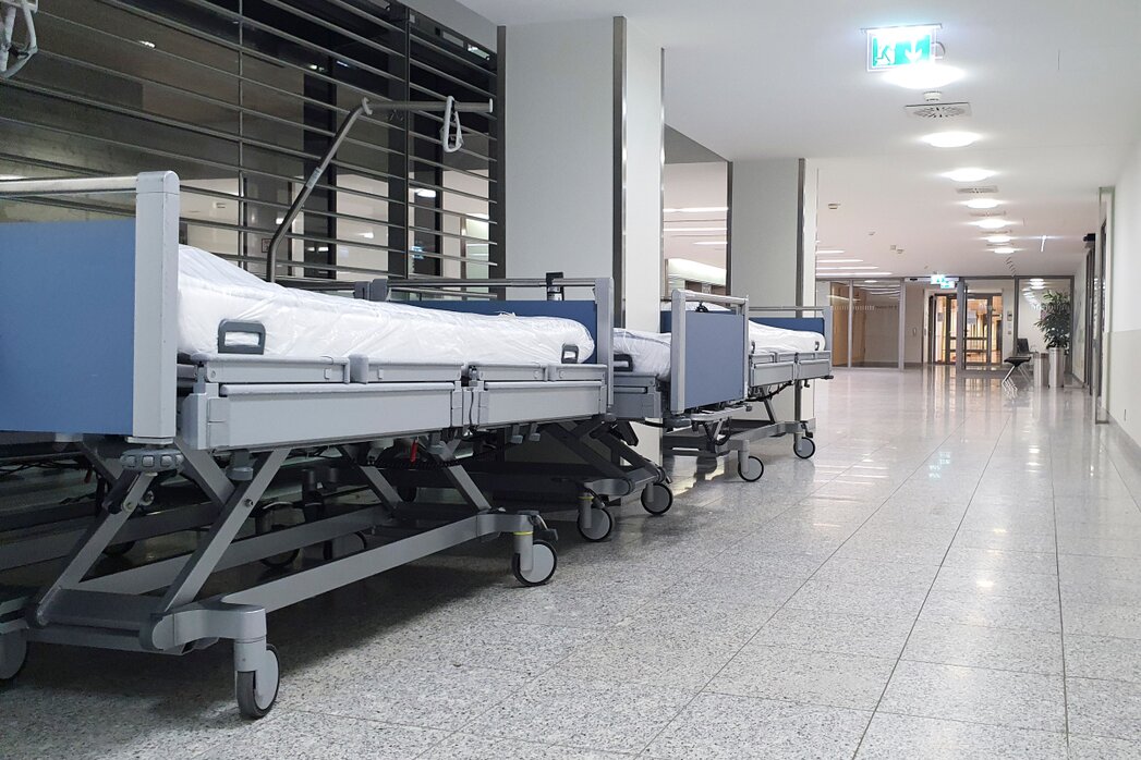 Krankenhausflur mit Lüftungs- und Kühlsystemen