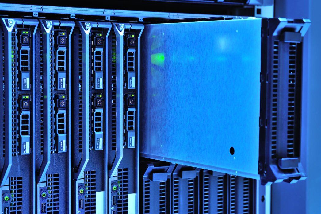 Serverraum mit IT-Racks und Kaltgangeinhausung