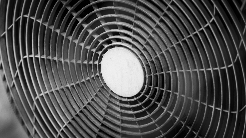 Neuer Ventilator wird in einer Kälteanlage montiert