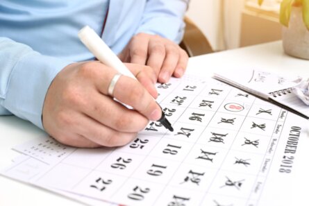 Kalender und Vertrag als Symbol für Wartungsverträge und Intervalle